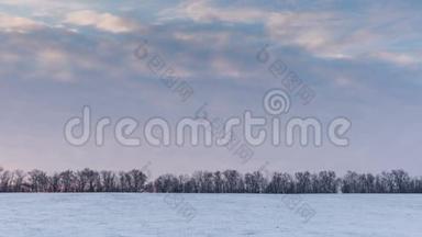时光流逝。 俄罗斯。 在冬天的<strong>雪原</strong>中，日落时云彩的运动。